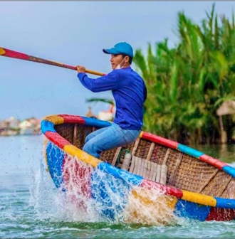 Regalo del paseo de Barca redonda tipica en el campo de las Palmas de Hoian